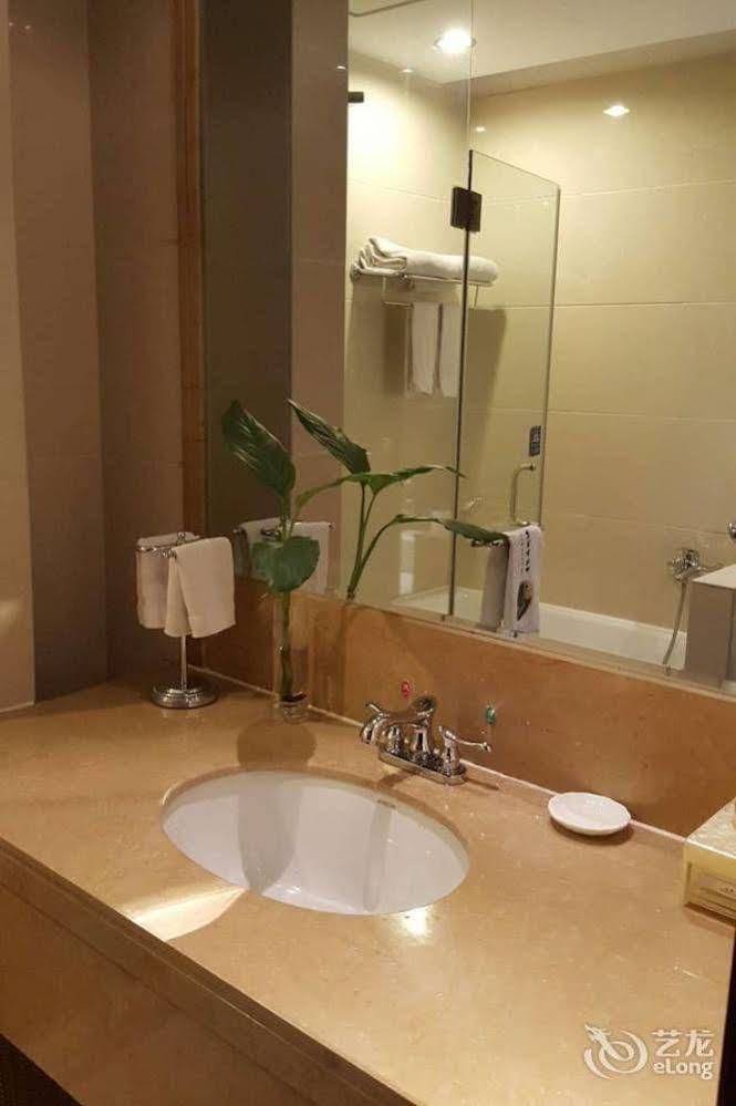 Golden Dragonball Hotel Guilin Esterno foto